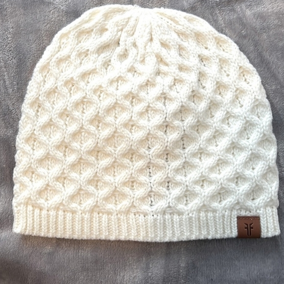 FRYE Woman's Classic Beanie - Picture 11 of 11